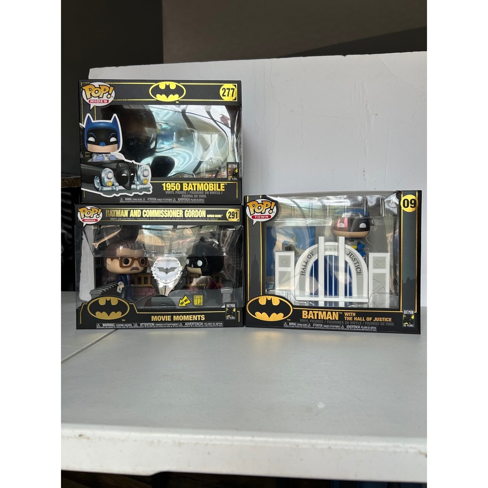 Funko Pop Batman 80th Anniversary Bundle Batmobile Hall of Justice Movie Moment